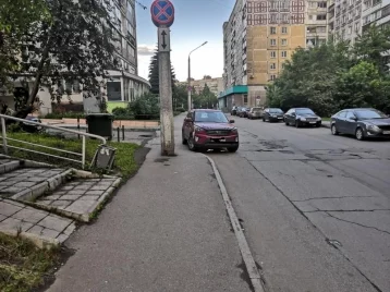 Фото: В Новокузнецке водителя наказали за парковку под запрещающим знаком  1
