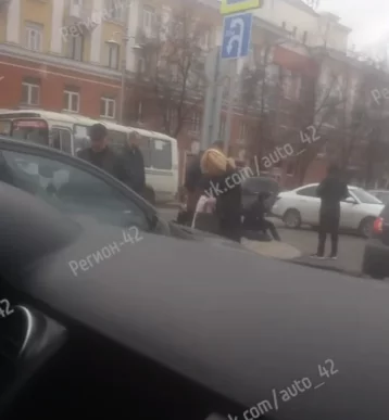 Фото: На пешеходном переходе в центре Кемерова сбили двух подростков 1