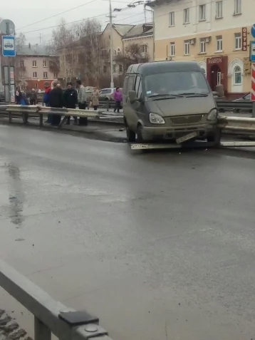 Фото: В Кемерове «Газель» пробила ограждение и вылетела на трамвайную остановку 1