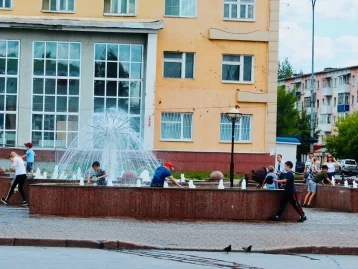Фото: Глава кузбасского города попросила родителей запретить детям купаться в фонтане 1