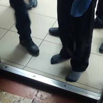 Фото: Соцсети: в кузбасской школе ребёнка заставили ходить разутым из-за отсутствия сменной обуви 1