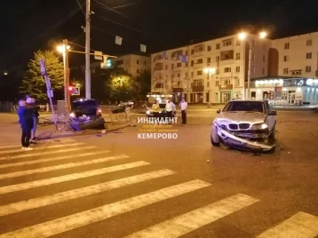 Фото: Два автомобиля столкнулись в центре Кемерова 1