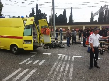 Фото: Водитель Mercedes сбила кемеровского мотоциклиста с ребёнком в Сочи 1