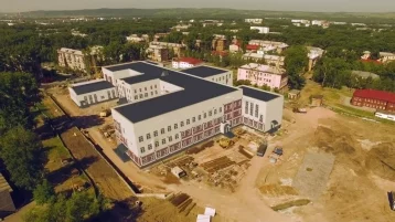 Фото: Строят уже шесть лет: в Новокузнецке сняли клип о школе №81 1