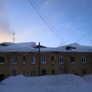 Фото: В Кузбассе под тяжестью снега произошёл провал ещё одной крыши в многоэтажном доме 1