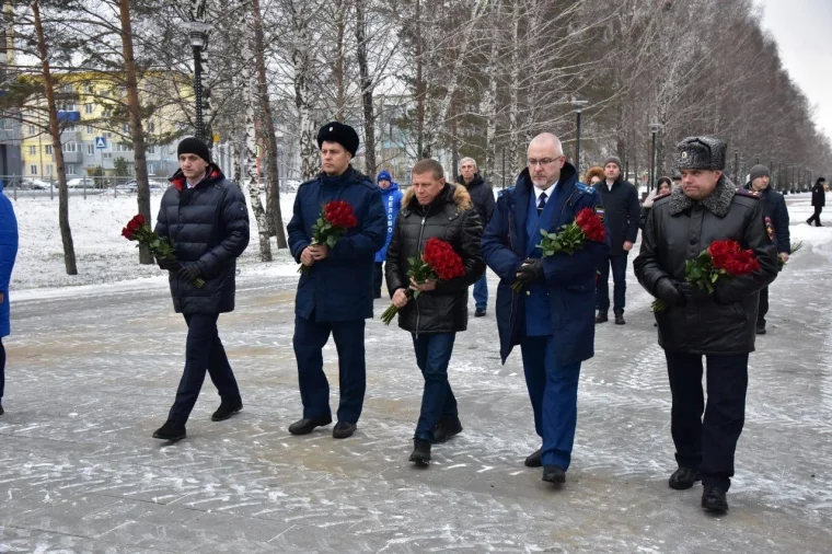 Фото: Мэр Белова возложил цветы в годовщину трагедии на шахте «Листвяжная» 2