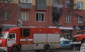 Спасли двоих человек: очевидцы публикуют видео пожара в центре Кемерова