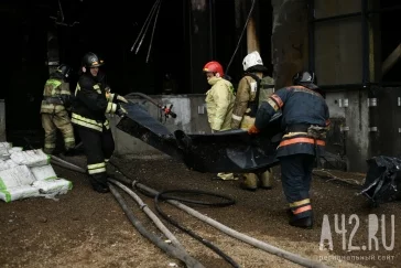 Фото: В МЧС оценили масштаб пожара в строящемся ледовом дворце «Кузбасс» 4