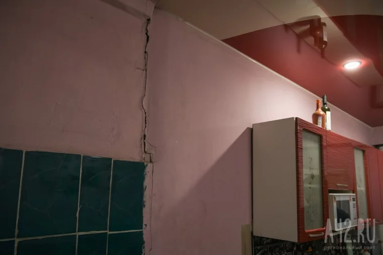 Фото: «Купили старьё — сами виноваты»: как живут владельцы квартир в 90-летнем бараке 14
