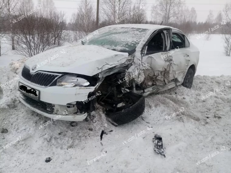 Фото: Последствия серьёзного ДТП под Кемеровом попали на видео с участием автомобилей УАЗ и Skoda 2