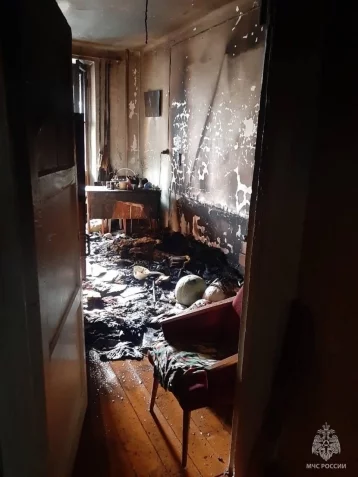 Фото: В Осинниках пожарные эвакуировали 15 человек из горящей пятиэтажки 1