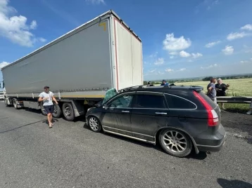 Фото: Автомобиль врезался в «КамАЗ» на трассе Кемерово — Новокузнецк: пострадали 2 взрослых и ребёнок 1