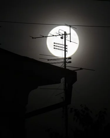 «Дети утром идут в школу с фонариками на телефоне!»: жители кузбасского посёлка пожаловались на отсутствие уличного освещения