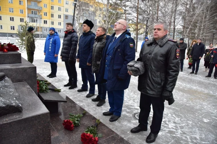 Фото: Мэр Белова возложил цветы в годовщину трагедии на шахте «Листвяжная» 3