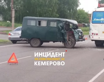 Фото: В Кемерове столкнулись ПАЗ и «Буханка» 1