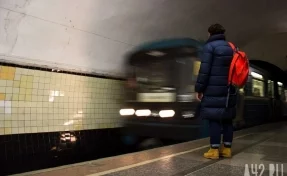 В Москве на станции метро погиб пассажир, упав на рельсы, движение на линии приостановили