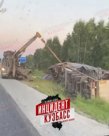 Фото: Опрокинулся грузовик: кузбассовцы всем миром помогли дальнобойщику из Уссурийска 2