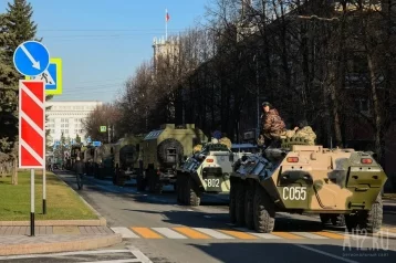 Фото: В центре Кемерова проехала военная техника 1