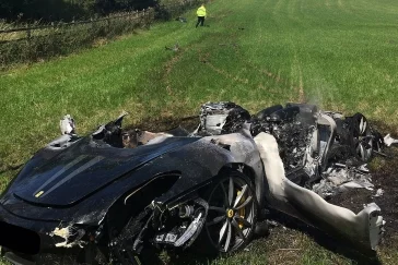 Фото: Автовладелец через час после покупки разбил Ferrari за 20 миллионов рублей  3