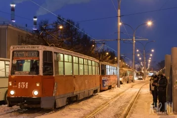 Фото: Соцсети: в Кемерове из-за сошедшего с рельсов трамвая встали вагоны четырёх маршрутов 1