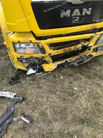 Фото: На кузбасской трассе легковушка врезалась в грузовик, есть пострадавший 2