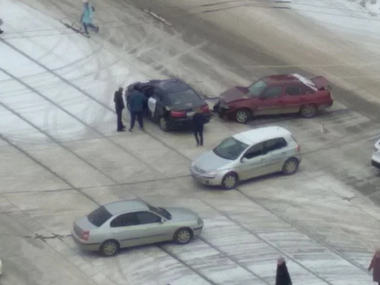 Фото: В Кемерове произошло ДТП с участием автомобиля такси на проспекте Шахтёров  2