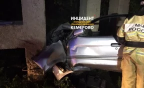 В Кемерове при столкновении автомобиля с бетонной стеной погиб человек