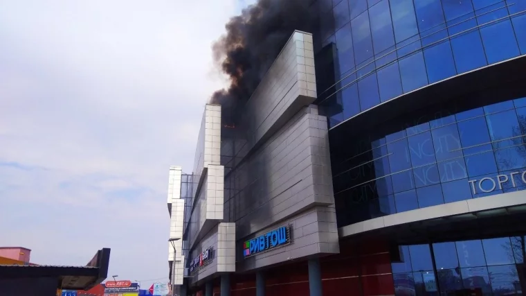 Фото: В Иркутске загорелся крупный торговый центр 2