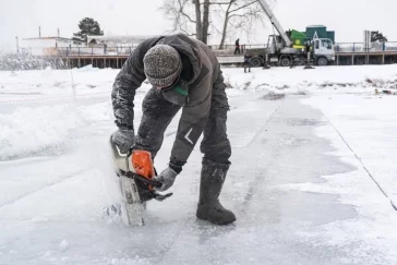 Фото: В Кемерове готовят лёд для постройки городка на площади Советов 2