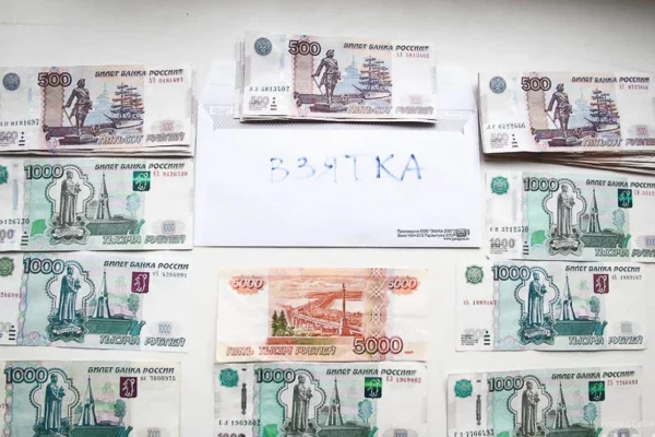 В Кузбассе главврача больницы задержали за взятку в 300 тысяч рублей