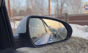 В Кузбассе инспекторы ДПС помогли водителю сломанного автомобиля