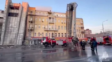 Фото: В Ростове-на-Дону огонь с горящего ТЦ перекинулся на крышу пятиэтажки, жильцов эвакуировали 1