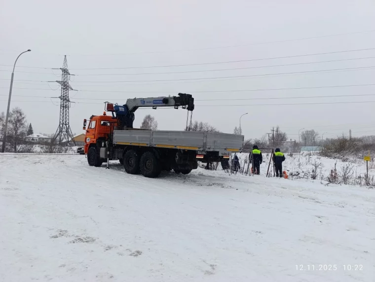 Фото: В Кемерове на Центральной улице прорвало трубу: обрушилась часть обочины дороги 4