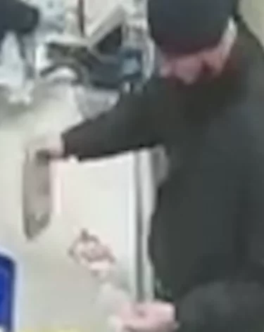 Новокузнечанин попытался похитить из магазина рыбу и виски