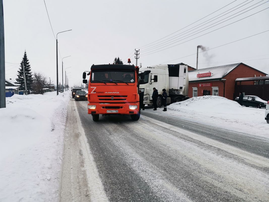 В Кузбассе дальнобойщик из Белоруссии на КамАЗе застрял в снегу