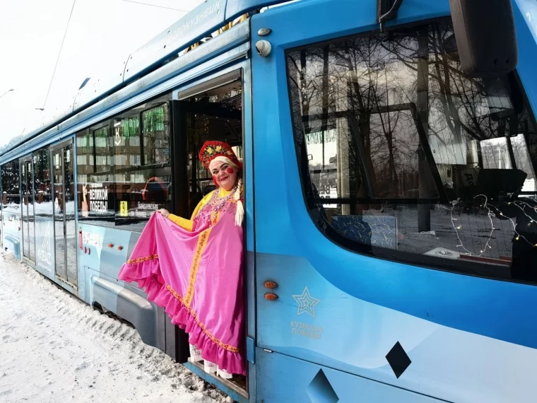 Фото: Экипажи общественного транспорта Новокузнецка украсили свои машины к Новому году 2