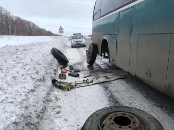 Фото: Автобус с пассажирами из Красноярска сломался на кузбасской трассе 1