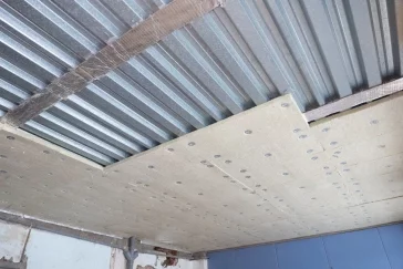 Фото: Кемеровчане и власти города проверили ход затянувшегося ремонта школы в Кировском 3