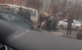 На пешеходном переходе в центре Кемерова сбили двух подростков