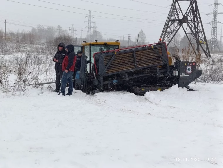 Фото: В Кемерове на Центральной улице прорвало трубу: обрушилась часть обочины дороги 5