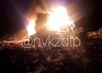 Фото: Пожар в бульдозере на кузбасском предприятии попал на видео 1