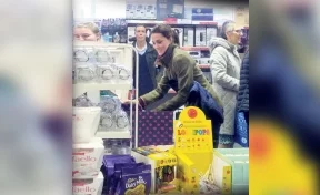 Кейт Миддлтон заметили в общей очереди к кассам в магазине с подарками