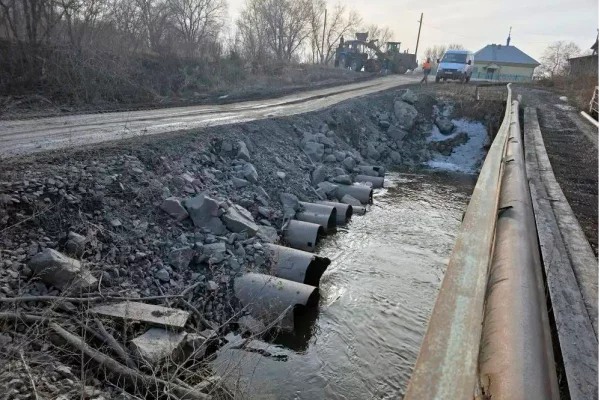В Кузбассе временно закрыли проезд по переправе через реку Бачат