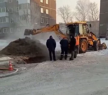 Фото: В Новокузнецке на Запсибе прорвало трубопровод и затопило улицу, жителям отключили воду 1