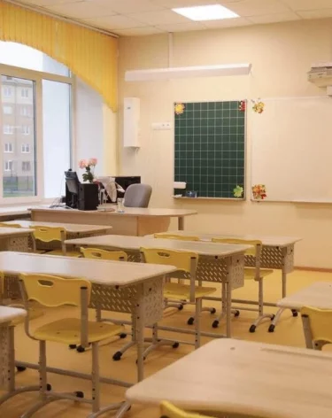 В Госдуме предложили перенести начало уроков в школах на девять утра