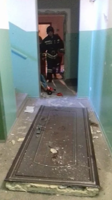 Фото: В Сибири из-за хлопка в туалете вылетела входная металлическая дверь  2