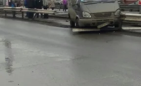 В Кемерове «Газель» пробила ограждение и вылетела на трамвайную остановку