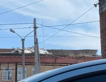 Фото: Власти кузбасского города прокомментировали инцидент с сорванными ветром крышами 1