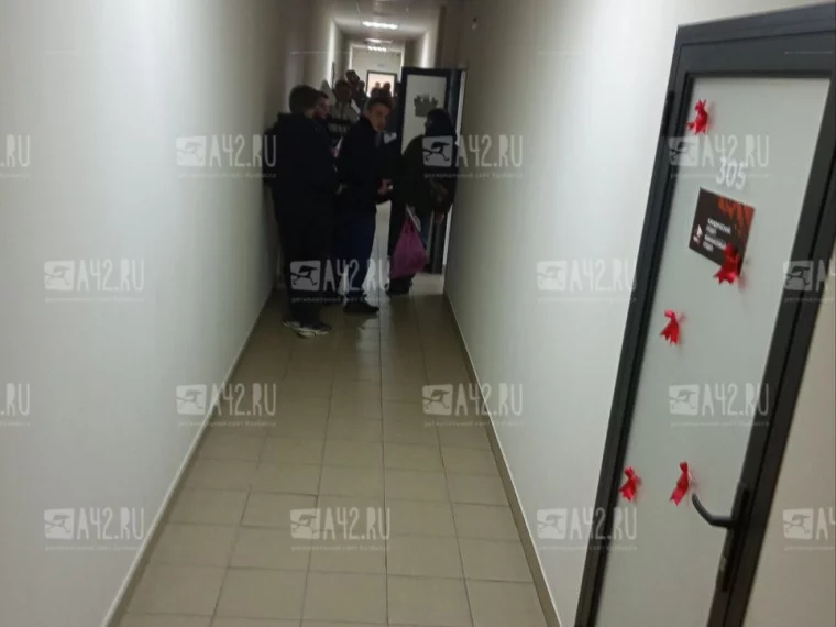 Фото: «Нас выпнули на улицу, как котят». В кемеровской компании от 200 человек потребовали уволиться вместо сокращения штата — почему это может быть незаконно 2