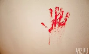 Скандал: на красную дорожку в Каннах выскочила полуголая женщина в пятнах «крови»